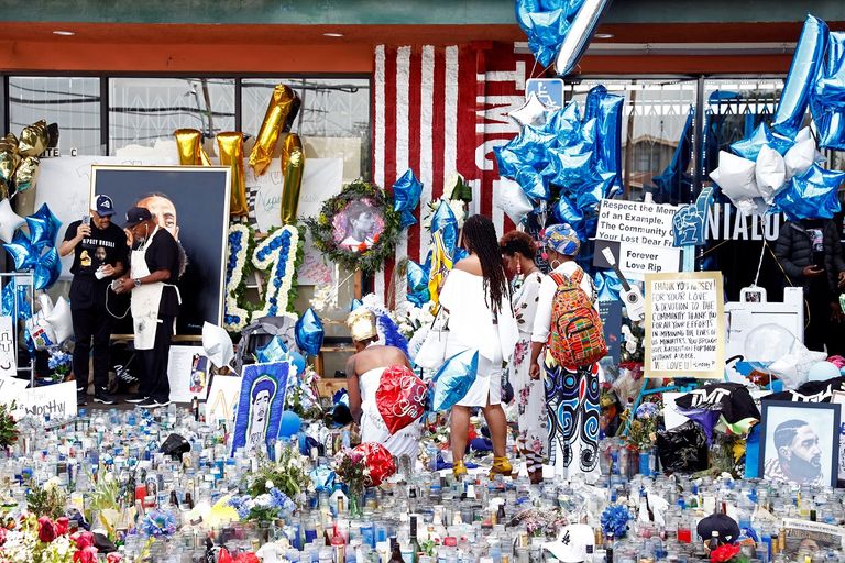 عشاق هاسل يضعون الورود والشموع حدادا على مقتله