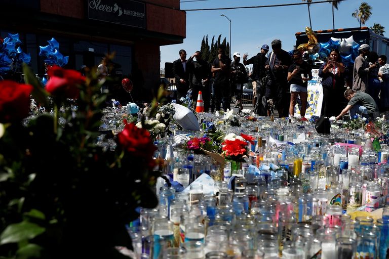 عشاق هاسل يضعون الورود والشموع حدادا على مقتله