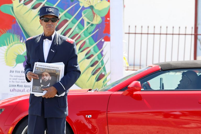 عشاق هاسل يضعون الورود والشموع حدادا على مقتله