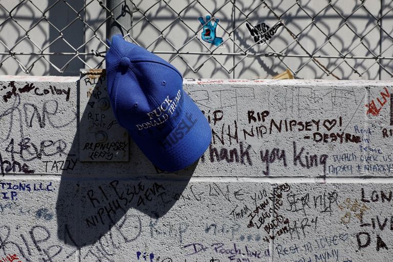 عشاق هاسل يضعون الورود والشموع حدادا على مقتله