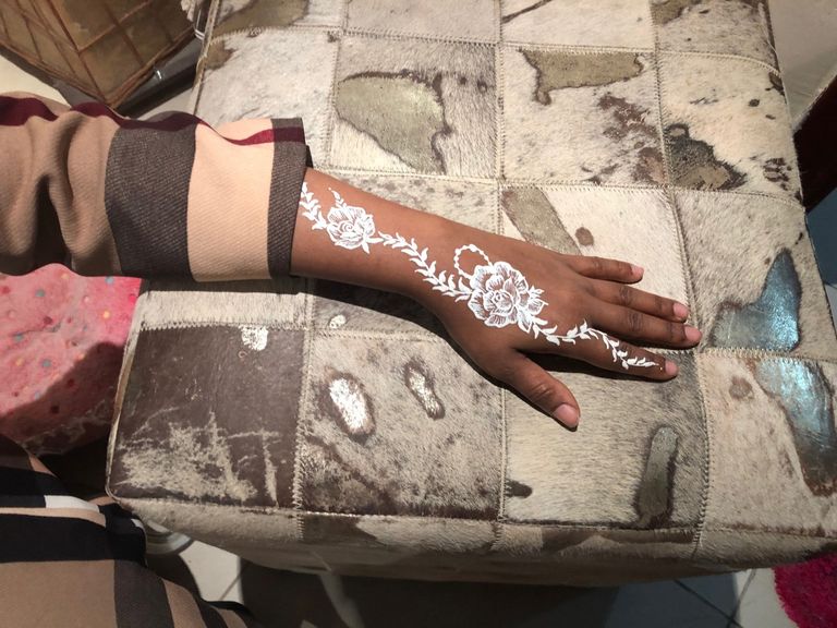 "الحناء البيضاء" موضة صالونات التجميل في 2019