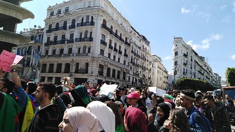 طلبة جزائريون يتظاهرون ضد تولي بن صالح رئاسة الدولة مؤقتاً طلبة جزائريون يتظاهرون ضد تولي بن صالح رئاسة الدولة مؤقتا