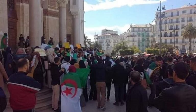 طلبة جزائريون يتظاهرون ضد تولي بن صالح رئاسة الدولة مؤقتا