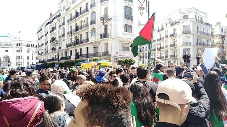 طلبة جزائريون يتظاهرون ضد تولي بن صالح رئاسة الدولة مؤقتاً طلبة جزائريون يتظاهرون ضد تولي بن صالح رئاسة الدولة مؤقتا