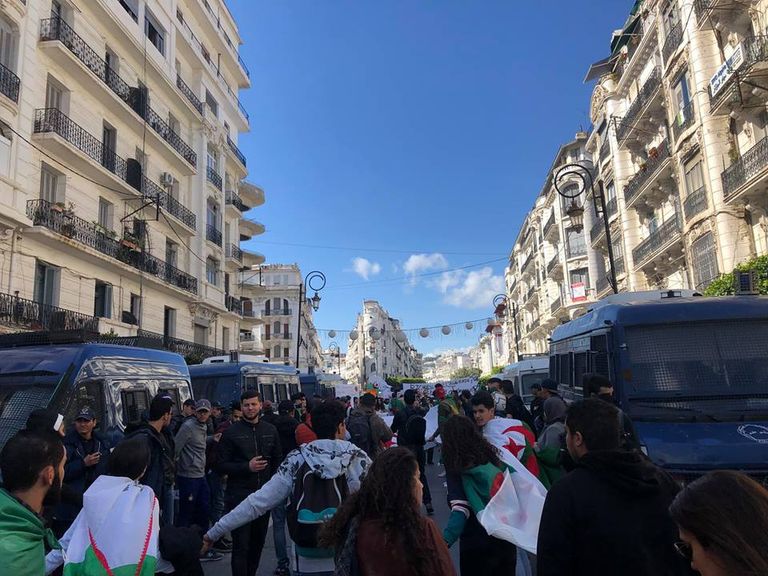 طلبة جزائريون يتظاهرون ضد تولي بن صالح رئاسة الدولة مؤقتاً طلبة جزائريون يتظاهرون ضد تولي بن صالح رئاسة الدولة مؤقتا