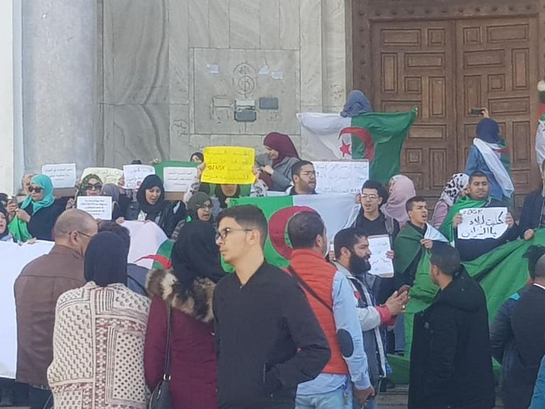 طلبة جزائريون يتظاهرون ضد تولي بن صالح رئاسة الدولة مؤقتاً طلبة جزائريون يتظاهرون ضد تولي بن صالح رئاسة الدولة مؤقتا
