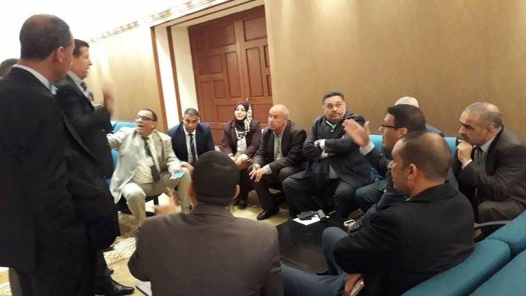 نواب منسحبون طلبة جزائريون يتظاهرون ضد تولي بن صالح رئاسة الدولة مؤقتا