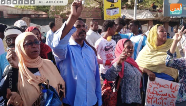 محتجون سودانيون يعتصمون أمام قيادة الجيش