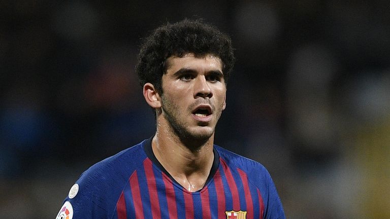 كارليس ألينيا لاعب وسط برشلونة ماتياس دي ليخت