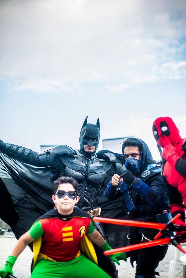 أبطال العالم الخارقون في استقبال زوار "كوميكون دبي"