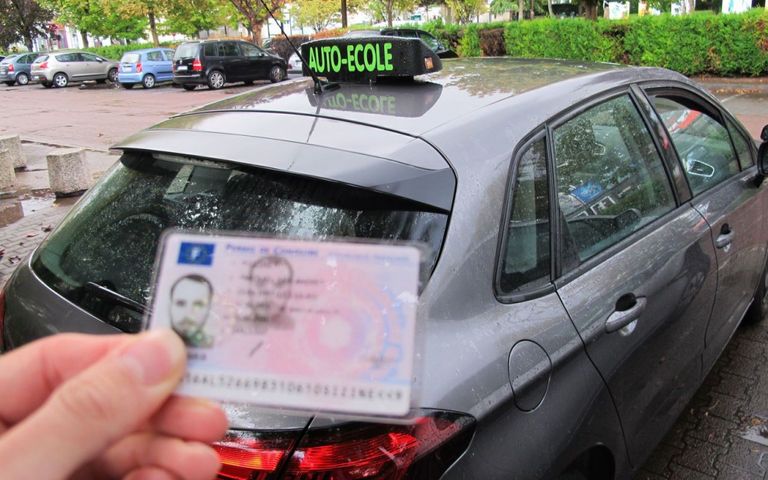 700 ألف فرنسي يقودون سياراتهم دون رخصة - صورة أرشيفية