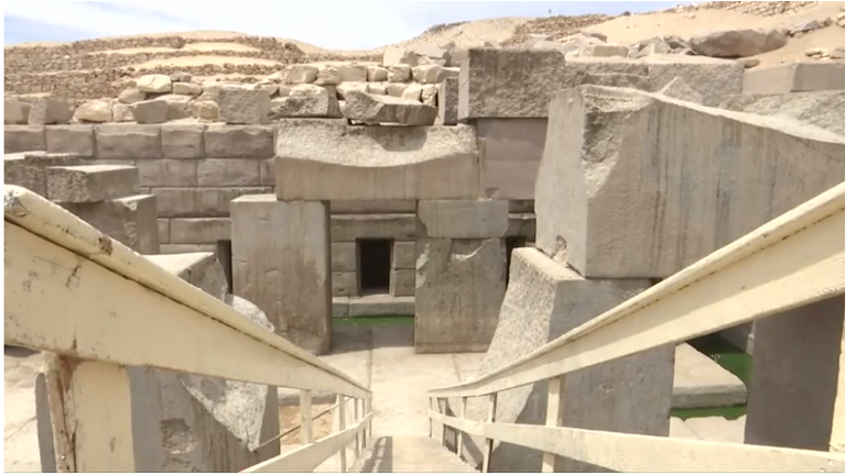  ترميم تمثال ضخم لرمسيس الثاني في صعيد مصر