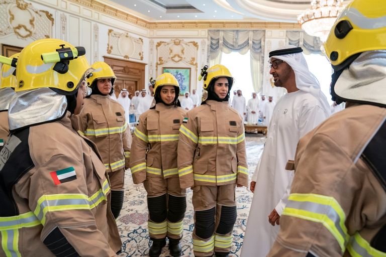محمد بن زايد يستقبل الدفعة الأولى من الإطفائيات الإماراتيات