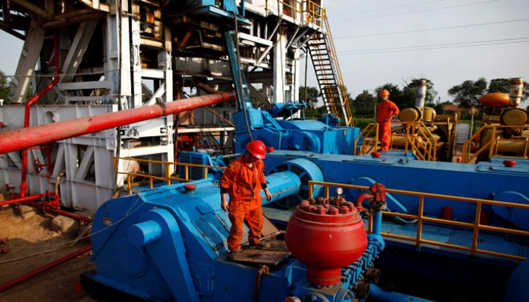 عمال في منصة للتنقيب عن النفط بأحد حقول الصين- رويترز