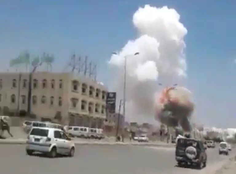 نشطاء يمنيون يوثقون انفجار سعوان الحوثي