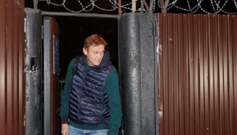 المعارض الروسي نافالني لحظة خروجه من السجن - رويترز