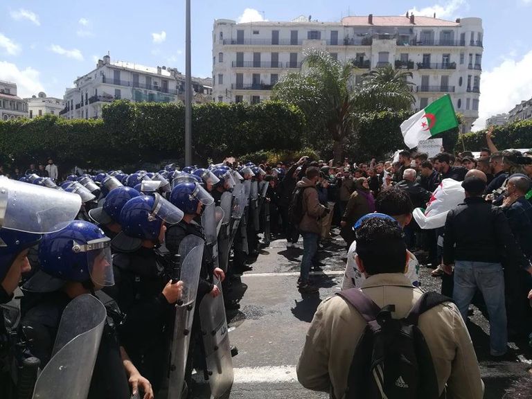 مظاهرات في الجزائر ضد تولي بن صالح رئاسة الدولة مؤقتا