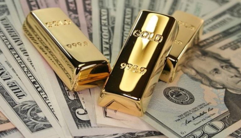 الذهب يتراجع بفعل قوة الدولار