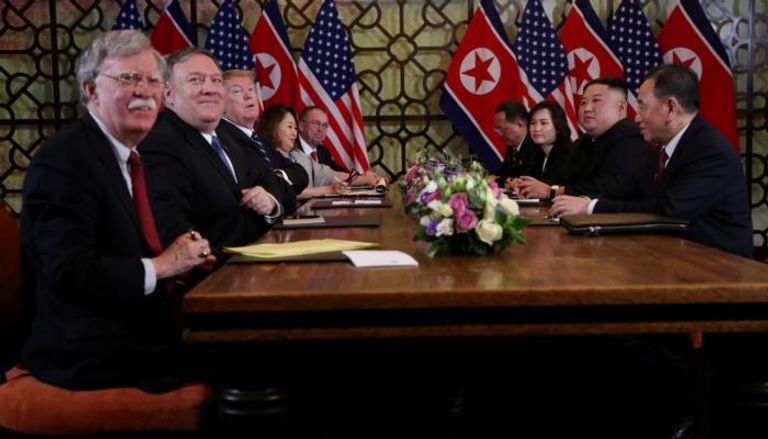 الرئيسان الأمريكي والكوري الشمالي خلال  اجتماع في هانوي-أرشيفية 