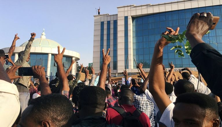 متظاهرون سودانيون يواصلون الاعتصام أمام مقر القيادة العامة - رويترز
