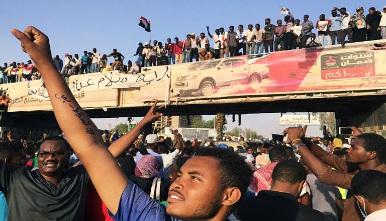 متظاهرون سودانيون يواصلون الاعتصام أمام مقر القيادة العامة - رويترز