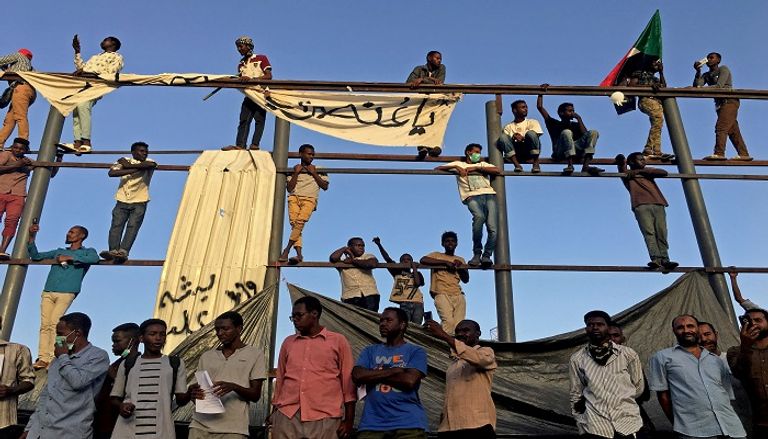متظاهرون سودانيون يواصلون الاعتصام أمام مقر القيادة العامة - رويترز