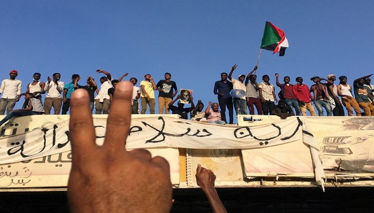 متظاهرون سودانيون يواصلون الاعتصام أمام مقر القيادة العامة - رويترز