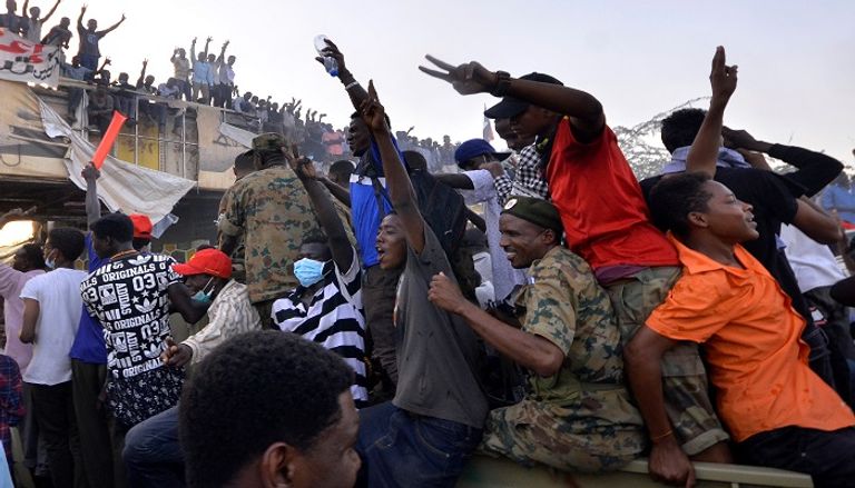 متظاهرون سودانيون يواصلون الاعتصام أمام مقر القيادة العامة - رويترز