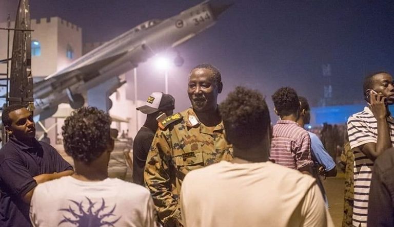 آلاف السودانيين يواصلون اعتصامهم أمام مقر قيادة الجيش بالخرطوم
