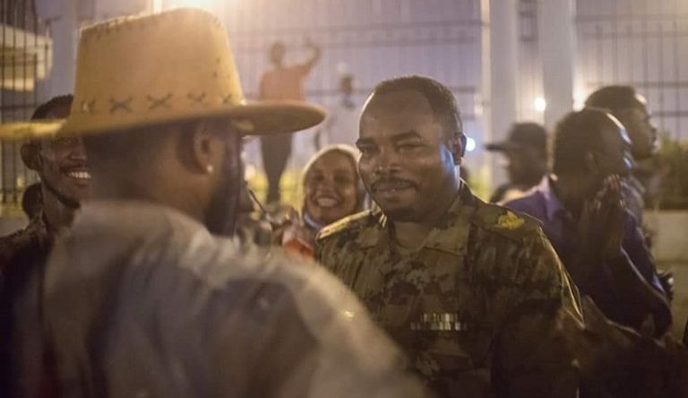 آلاف السودانيين يواصلون اعتصامهم أمام مقر قيادة الجيش بالخرطوم