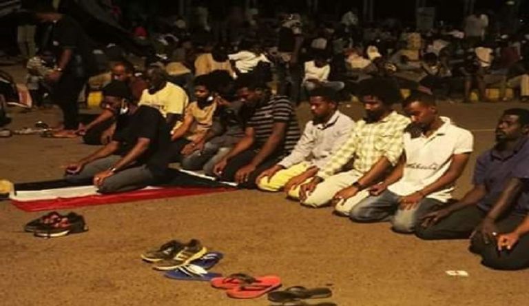 آلاف السودانيين يواصلون اعتصامهم أمام مقر قيادة الجيش بالخرطوم