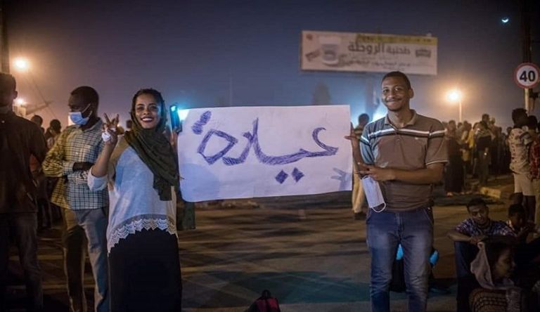 آلاف السودانيين يواصلون اعتصامهم أمام مقر قيادة الجيش بالخرطوم