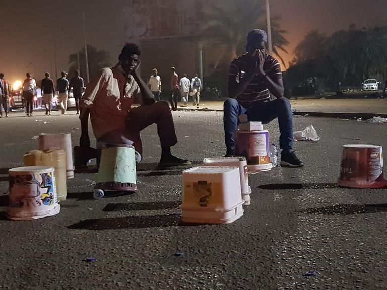 أحد متظاهري السودان يتصدى لقنابل الغاز المدمع