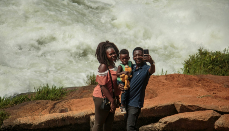 عائلة تلتقط صورة سيلفي ووراءها نهر النيل في جينجا بأوغندا - أرشيفية