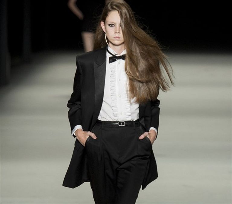 نجمات ارتدين موضة "توكسيدو"