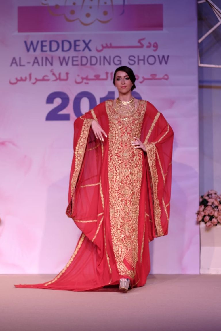 «منى المنصوري» تبهر الحضور بـ «كوليكشن» الزفاف والحناء 