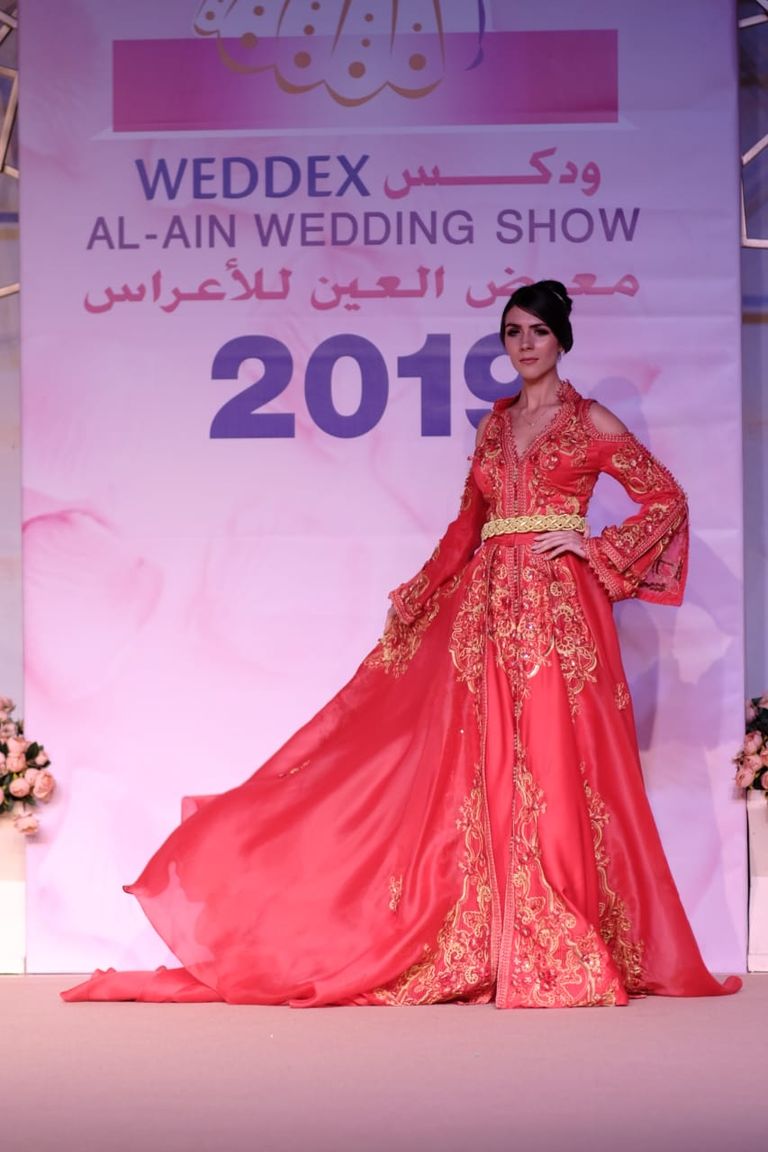 «منى المنصوري» تبهر الحضور بـ «كوليكشن» الزفاف والحناء 