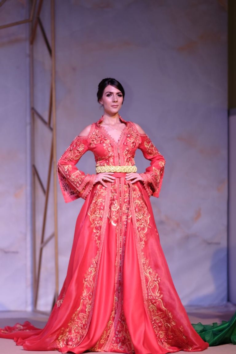 «منى المنصوري» تبهر الحضور بـ «كوليكشن» الزفاف والحناء 