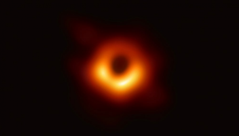التقاط أول صورة لثقب أسود