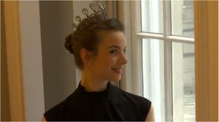 عرض تاج أثري من منتجات فابرجيه في مزاد - صورة أرشيفية