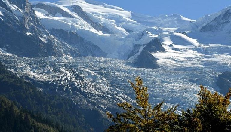 عدد من الأنهار الجليدية في جبال الألب