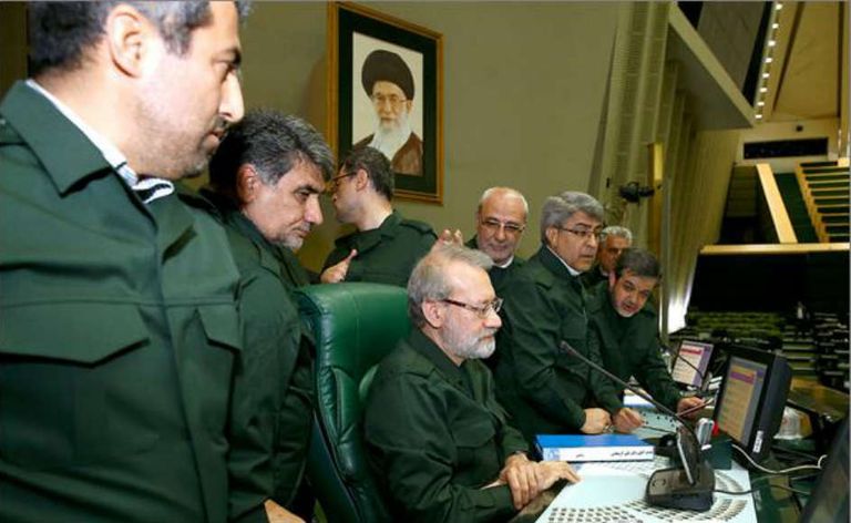 رئيس البرلمان الإيراني وعدد من النواب يرتدون زي مليشيا الحرس الثوري
