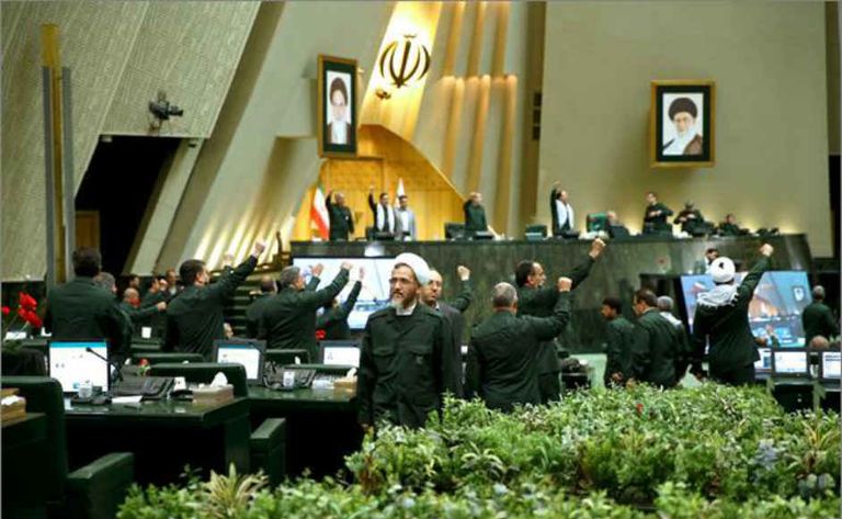 نواب إيرانيون يرددون هتافات معادية لواشنطن في البرلمان