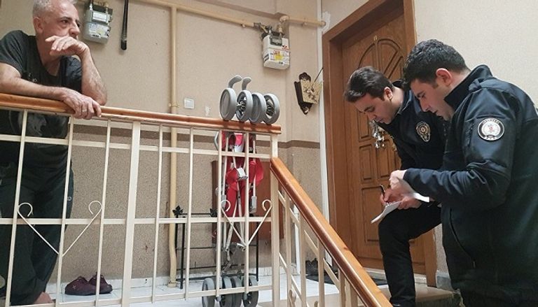 قوات أردوغان تداهم منازل المواطنين لسؤالهم عن المرشح الذي صوتوا له قوات أردوغان تداهم منازل المواطنين لسؤالهم عن المرشح الذي صوتوا له