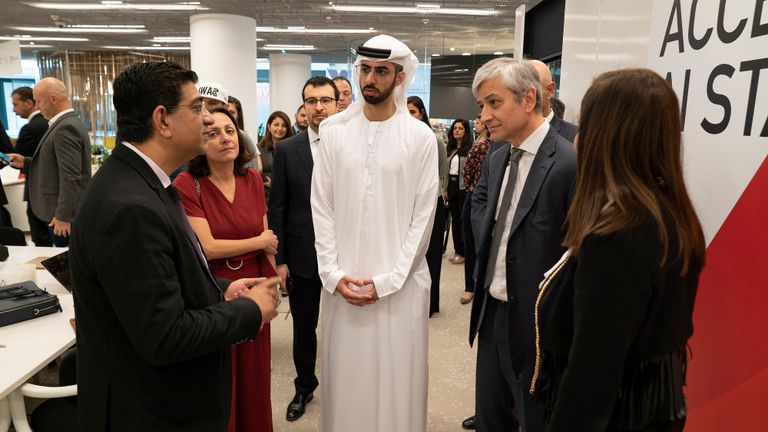  الإمارات توقع مذكرة تفاهم مع شركة مايكروسوفت لتطوير الذكاء الاصطناعي