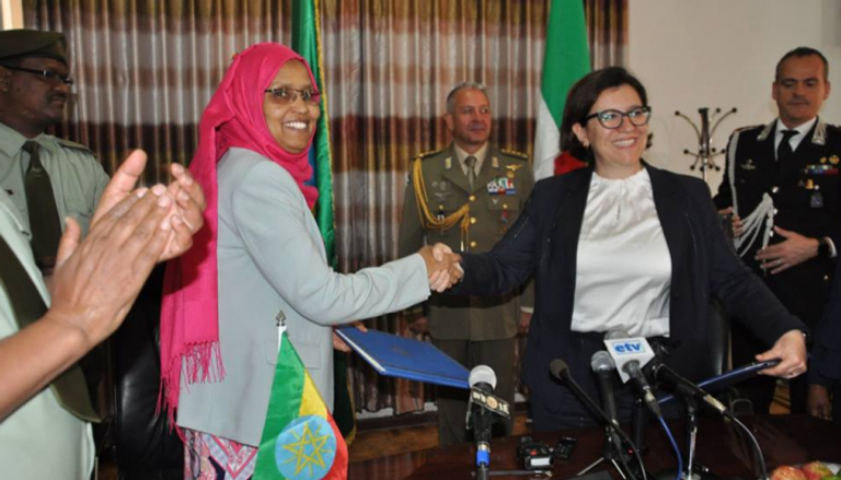 وزيرة الدفاع الإثيوبية عائشة محمد توقع الاتفاقية مع نظيرتها الإيطالية
