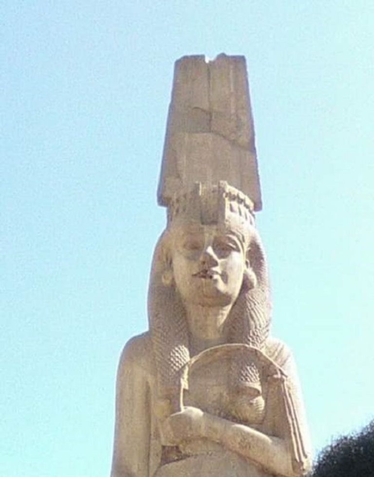 تمثال رمسيس الثاني بمدينة أخميم صعيد مصر