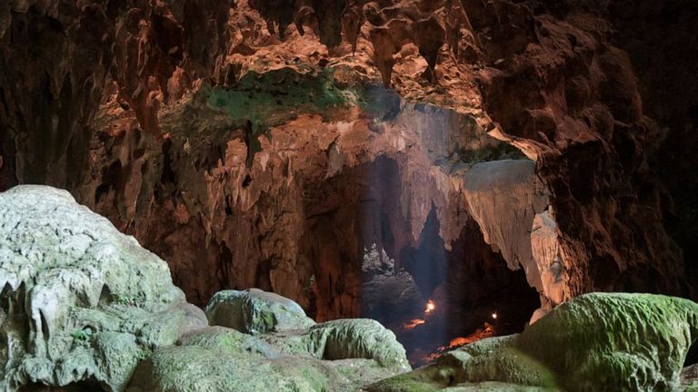 كهف كالاوو في شمال جزيرة لوسون في الفلبين 