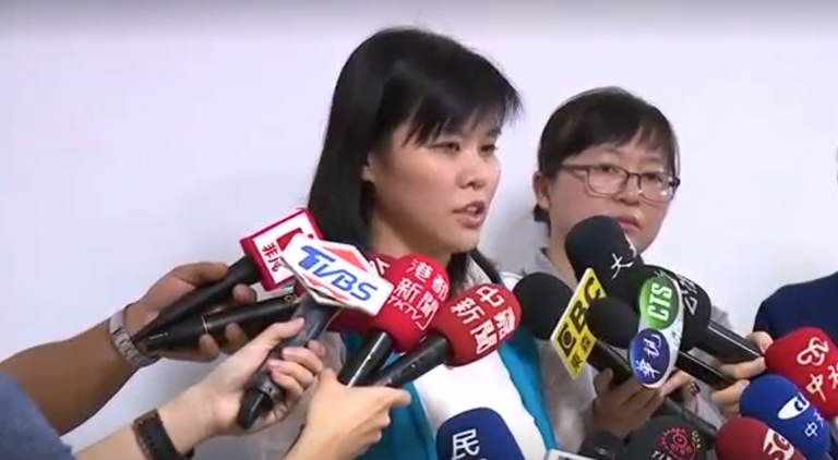 استخراج 4 نحلات من عين امرأة