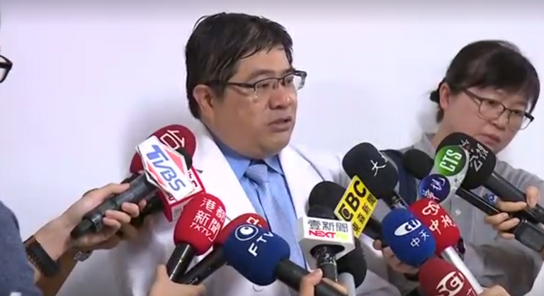 استخراج 4 نحلات من عين امرأة